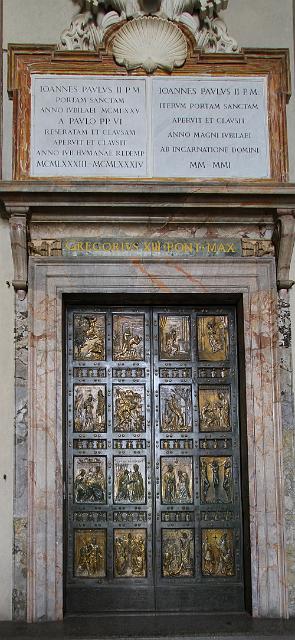 0650 Basiliek St Pieter Pauselijke deur.jpg